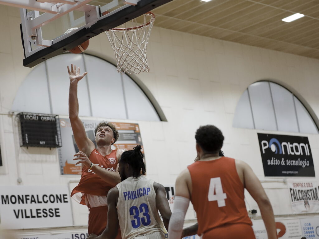 Trieste sconfitta di misura al 45' dalla Reyer nel torneo Basket In Jesolo