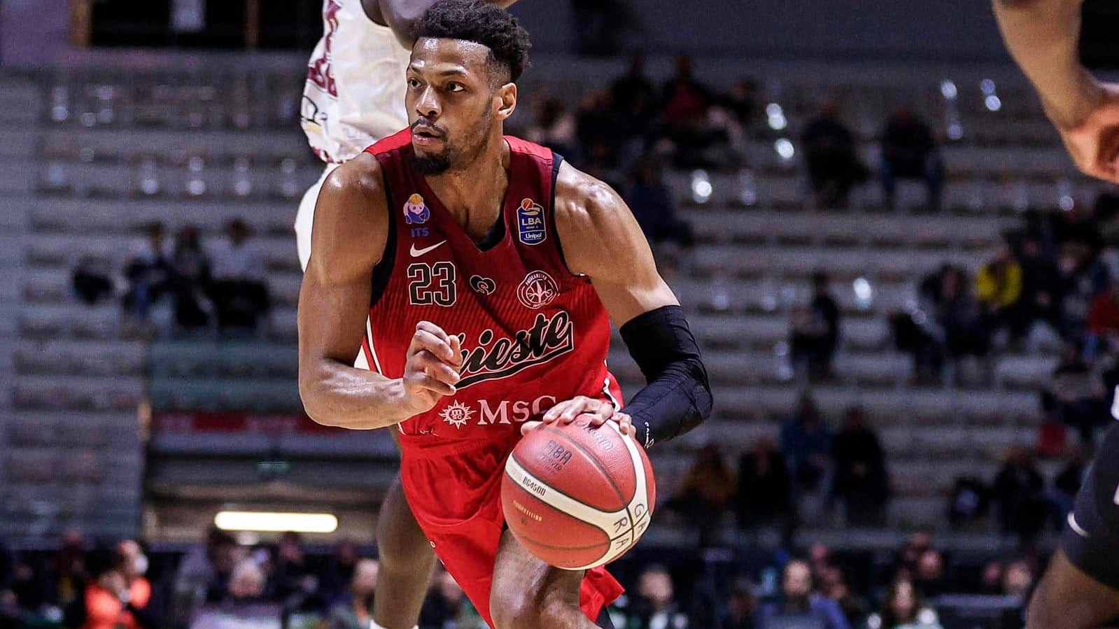 L’unico squalo in campo è Jeff Brooks: Trieste in semifinale!